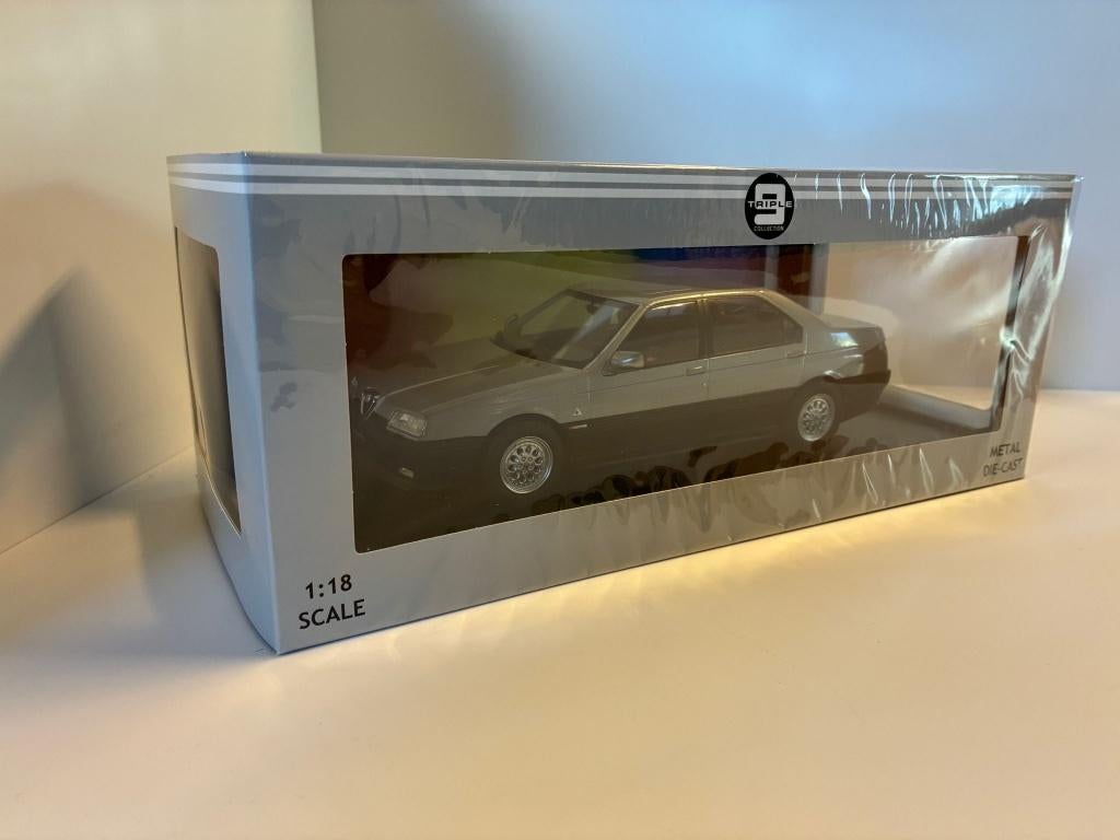 27832: Alfa Romeo 164 Q4 - 1994 - Triple9 1:18, Hobby en Vrije tijd, Modelauto's | 1:18, Auto, Nieuw, Ophalen of Verzenden, Bachsatztstr. 54 D 72131 Ofterdingen, Germany