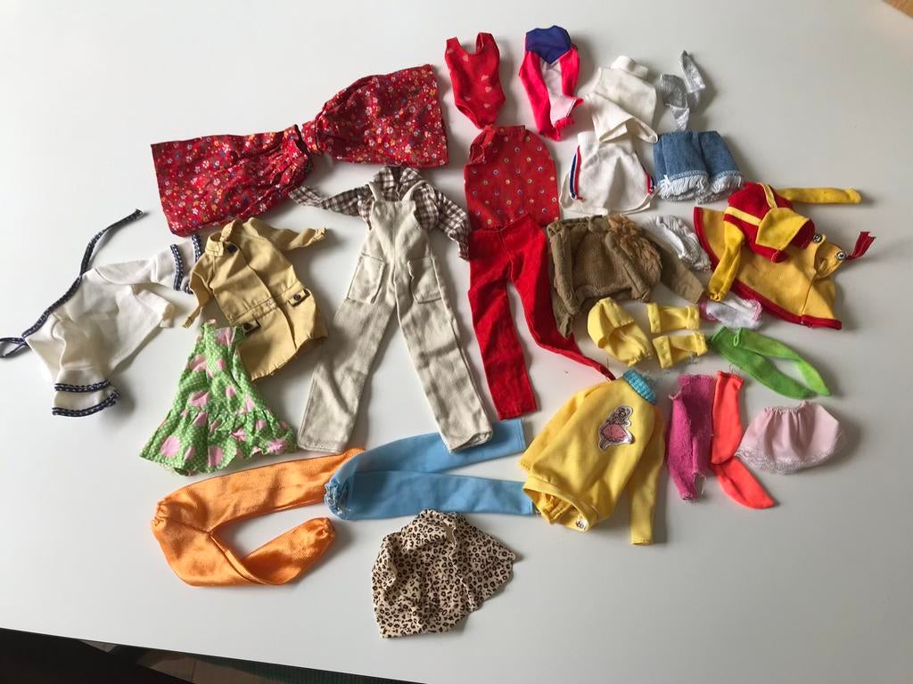Vintage barbiepop outfits, Ophalen of Verzenden, Gebruikt, Kleertjes