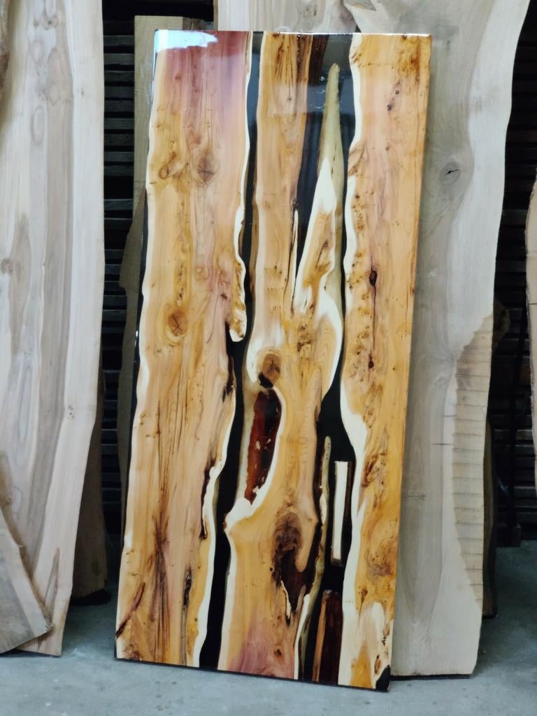 Foto 6 van Taxus houten tafel met epoxy op maat gemaakt.