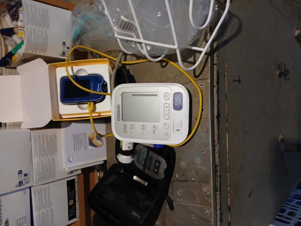 omron, freestyle libre 2 ,plus bloed druk meter, Diversen, Verpleegmiddelen, Ophalen, Gebruikt