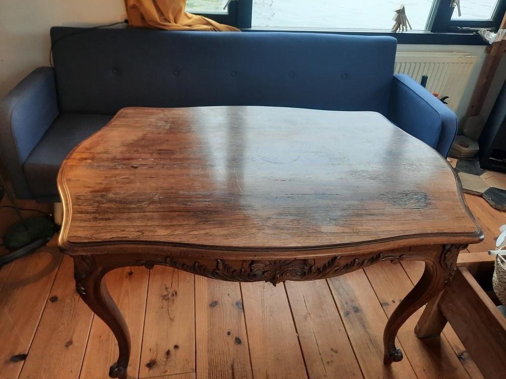 Antieke tafel Louis XV stijl. Houtsnijwerk., Ophalen
