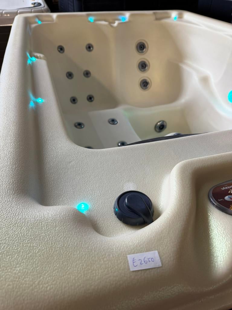Jacuzzi Spa – plug & play 220V – met LED & waterval, Ophalen, Zo goed als nieuw, Trap, Vast
