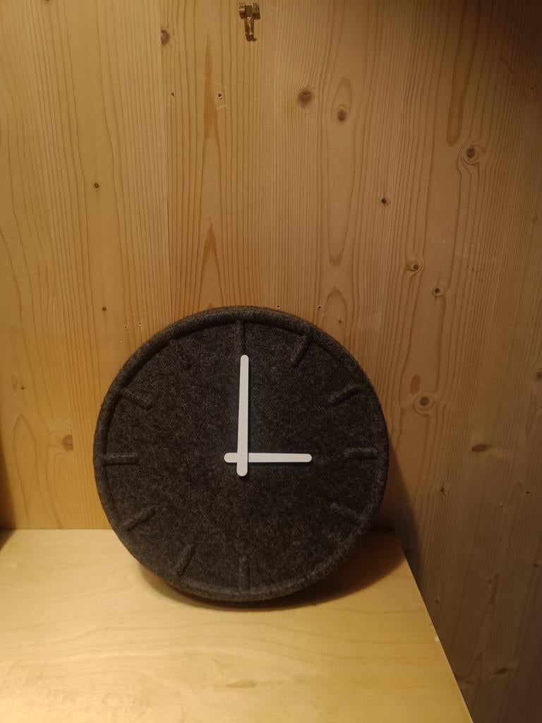 Leff vilt wandklok - donkergrijs, Huis en Inrichting, Woonaccessoires | Klokken, Ophalen of Verzenden, Zo goed als nieuw, Analoog