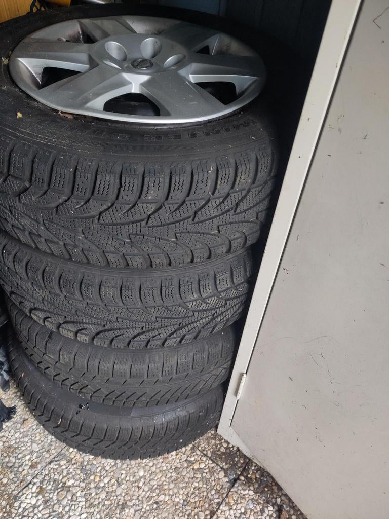 Winterbanden 215/65 R16 Nissan (Qashqai) op velg, Auto-onderdelen, Banden en Velgen, Ophalen, 215 mm, 16 inch, Banden en Velgen