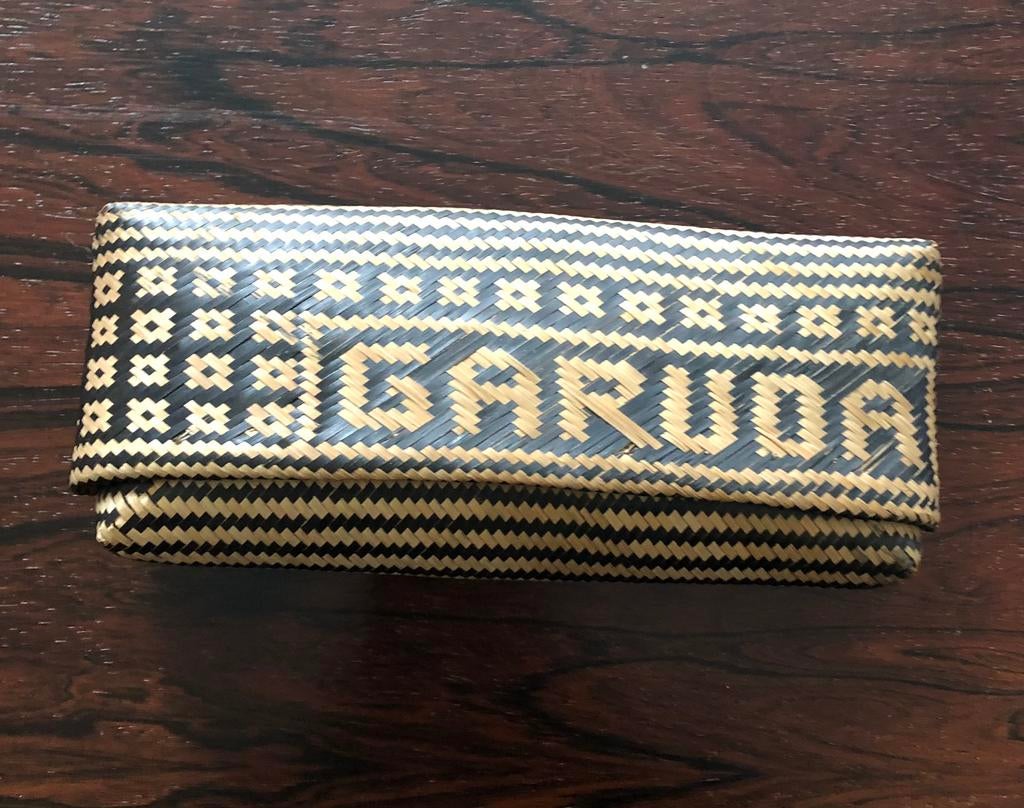 Indonesisch rieten etui uit Jakarta met Garuda opschrift, Antiek en Kunst, Kunst | Niet-Westerse kunst, Ophalen of Verzenden