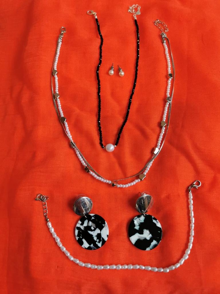 Set van zwart witte sierraden, Sieraden, Tassen en Uiterlijk, Kettingen, Ophalen of Verzenden, Zwart, Overige materialen