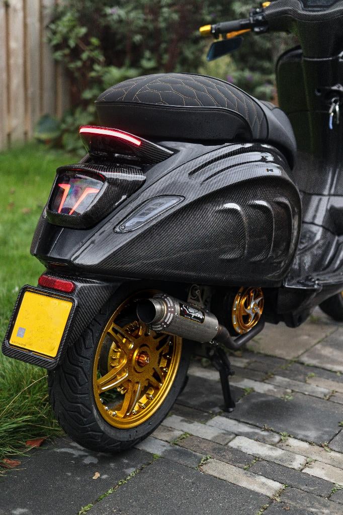 Vespa Sprint 1of1 carbon fiber bodykit 4v 80cc CUSTOM, Fietsen en Brommers, Scooters | Vespa, Overige modellen, Maximaal 45 km/u