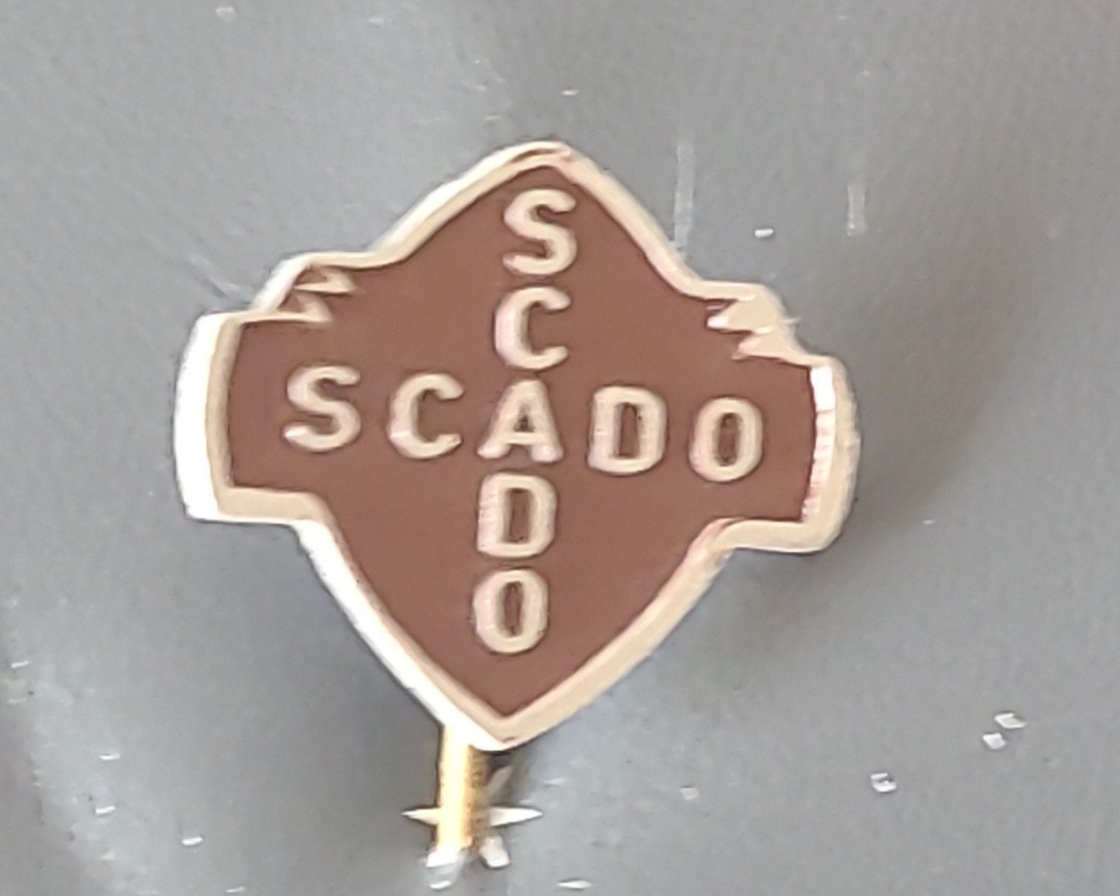 Vintage SCADO Speldje, Verzenden, Gebruikt, Overige onderwerpen, Speldje of Pin