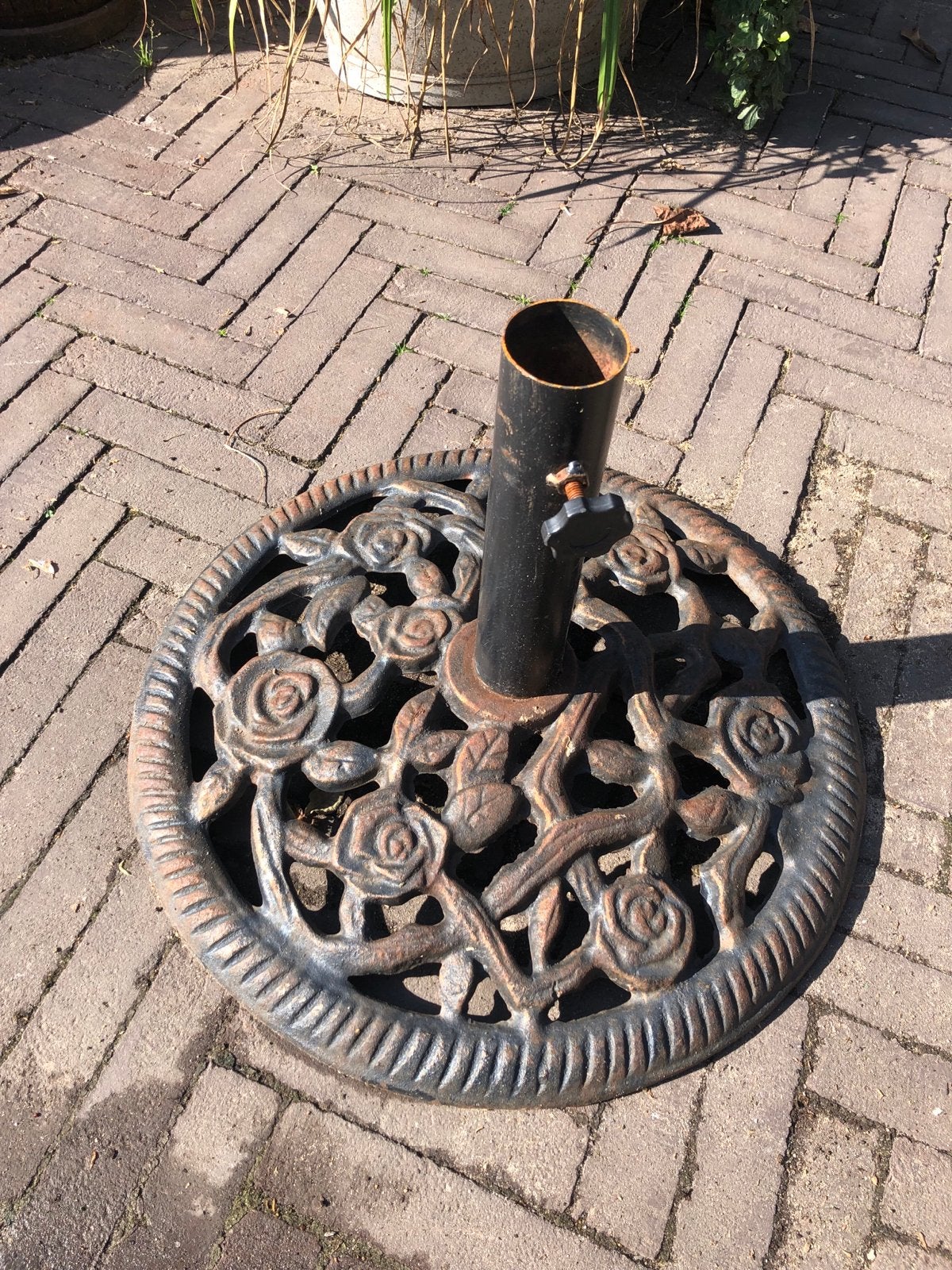 Decoratieve gietijzeren parasolvoet, Tuin en Terras, Ophalen of Verzenden, Gebruikt, Parasolvoet