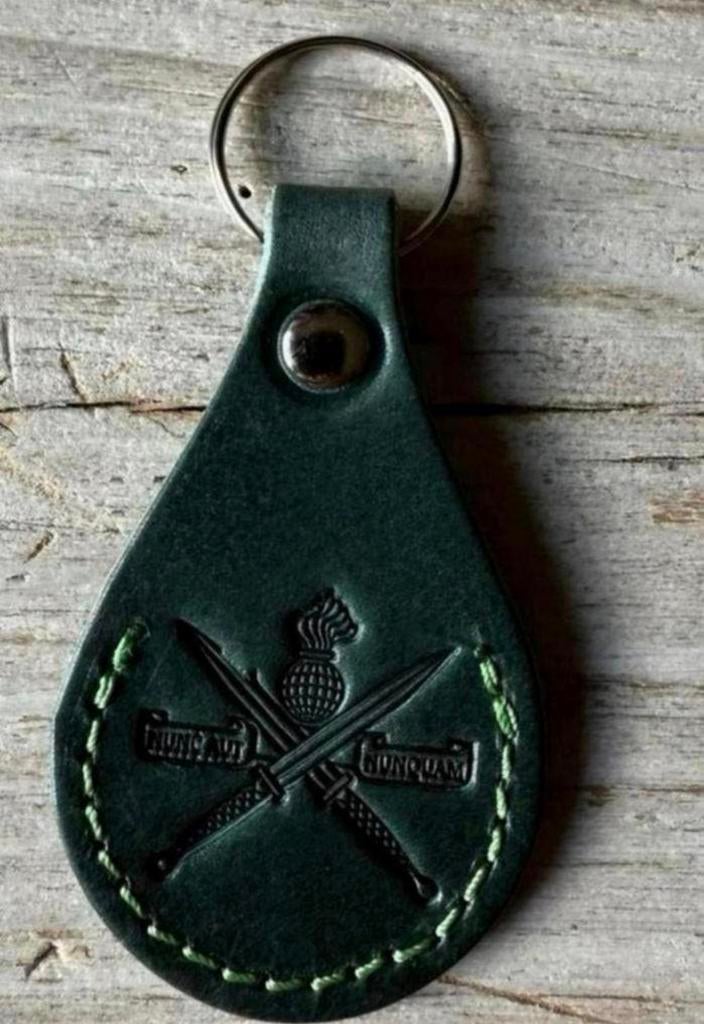 KCT - Korps Commando Troepen KCT Sleutelhanger, Verzamelen, Militaria | Algemeen, Verzenden, Landmacht, Nederland, Embleem of Badge