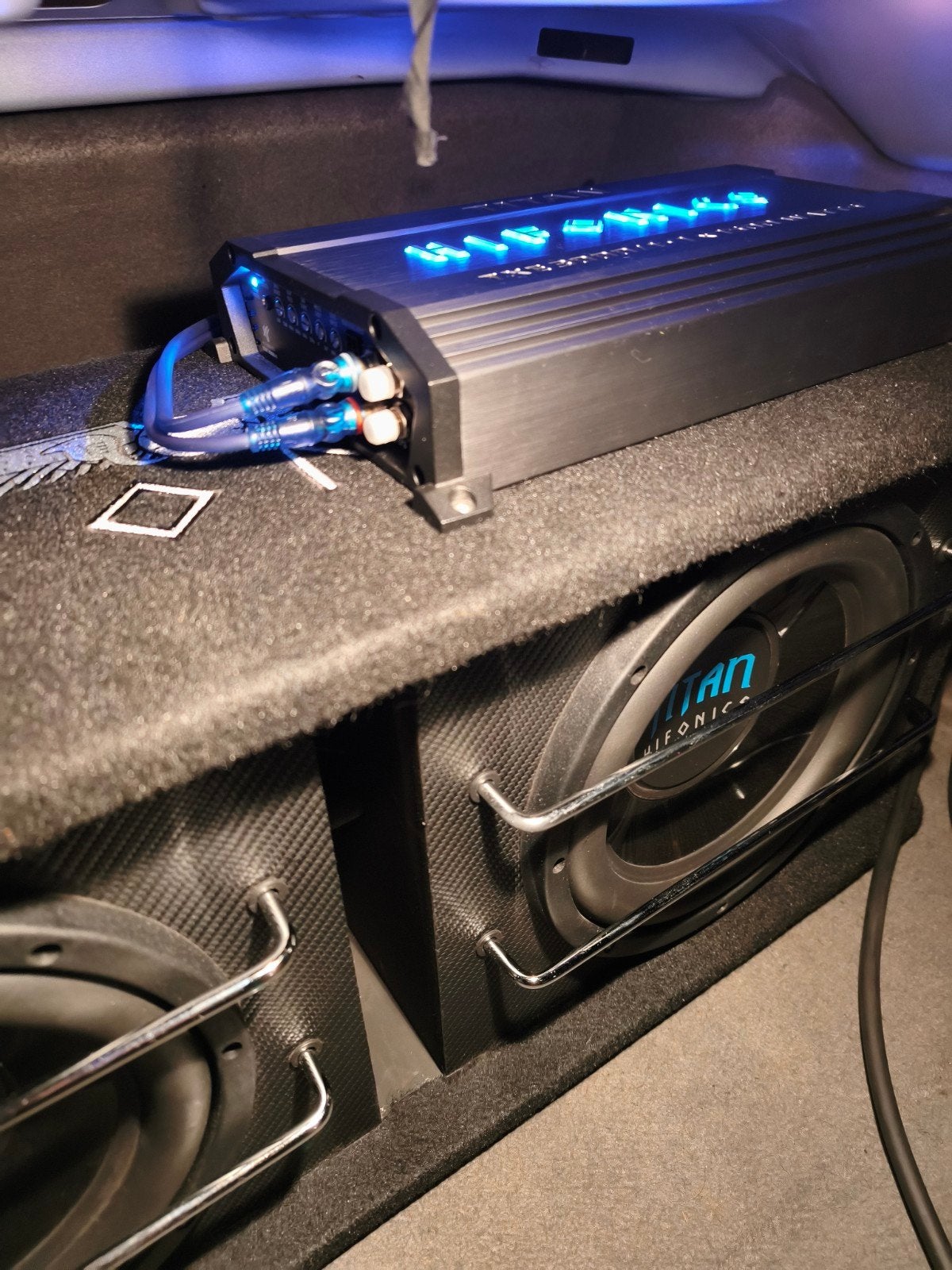 Titan Hifonics Dual Subwoofer + Versterker, Auto diversen, Autospeakers, Ophalen