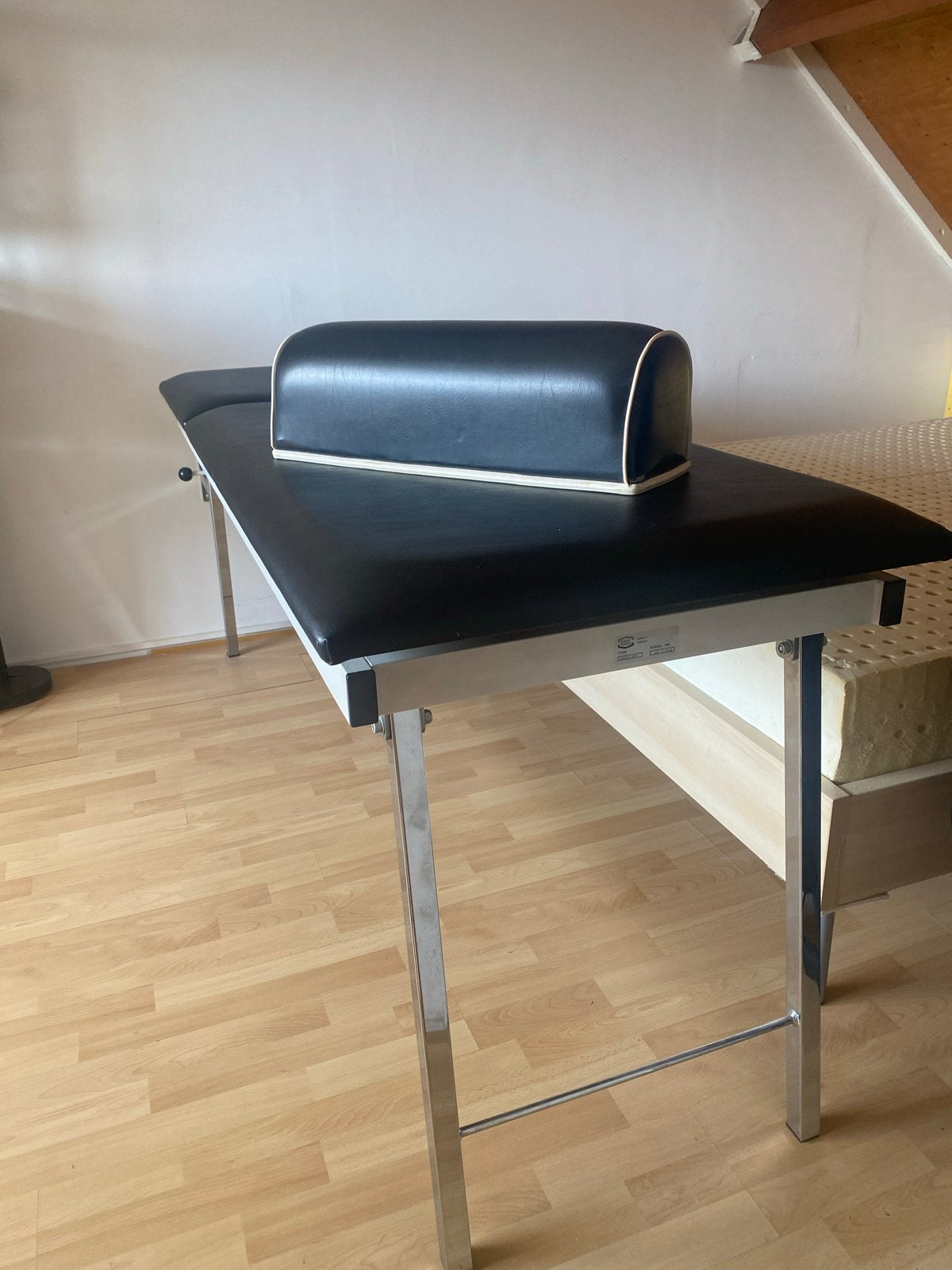 Enraf Nonius Behandeltafel Wandmodel Verticaal Opklapbaar, Ophalen, Zo goed als nieuw, Massagetafel