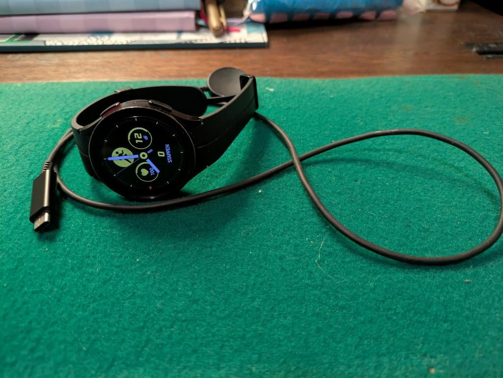 Samsung Galaxy Watch 5 met oplader, Sieraden, Tassen en Uiterlijk, Smartwatches, Gebruikt, Zwart, Ophalen of Verzenden, Samsung