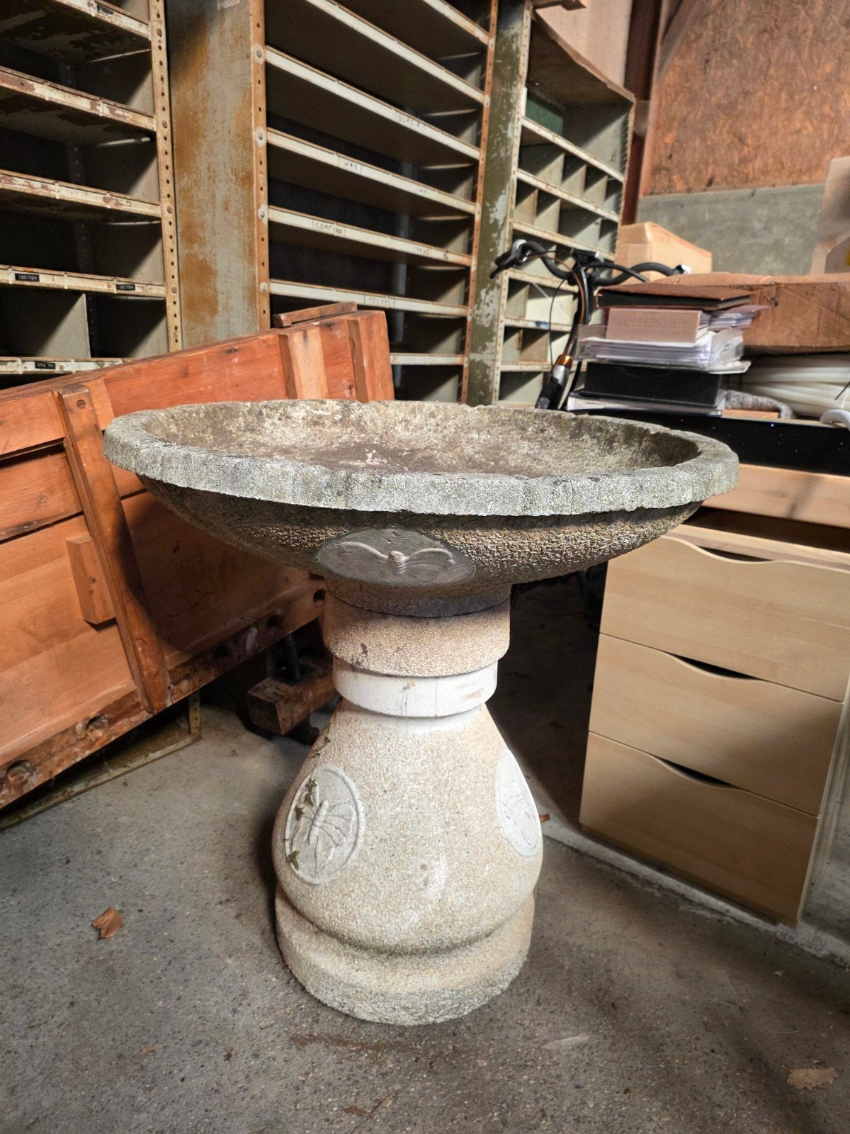 klassiek betonnen vogelbad met vlinder-decoratie, Ophalen, Gebruikt, Steen, Overige typen