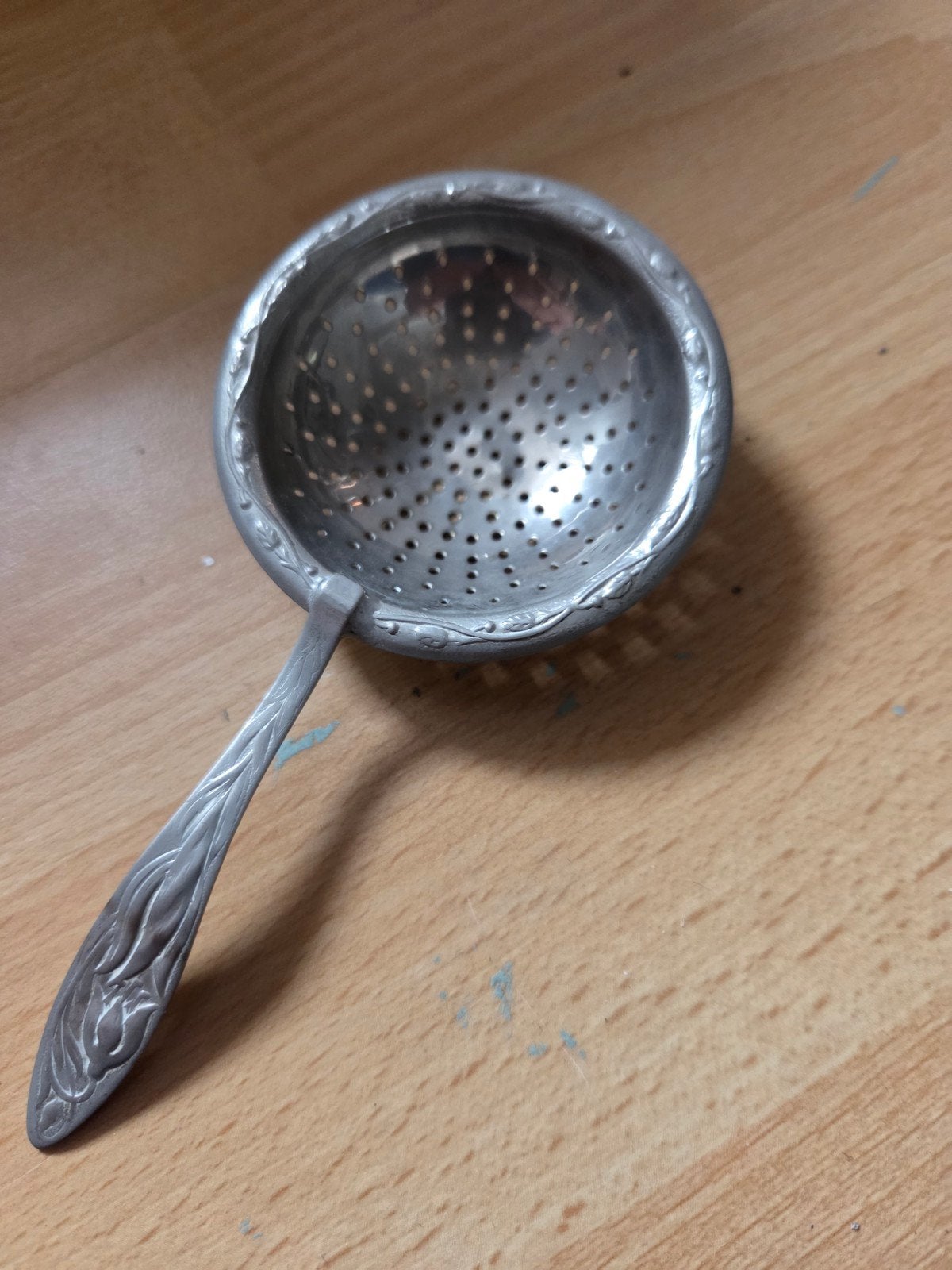 Antiek theezeefje met sierlijk handvat