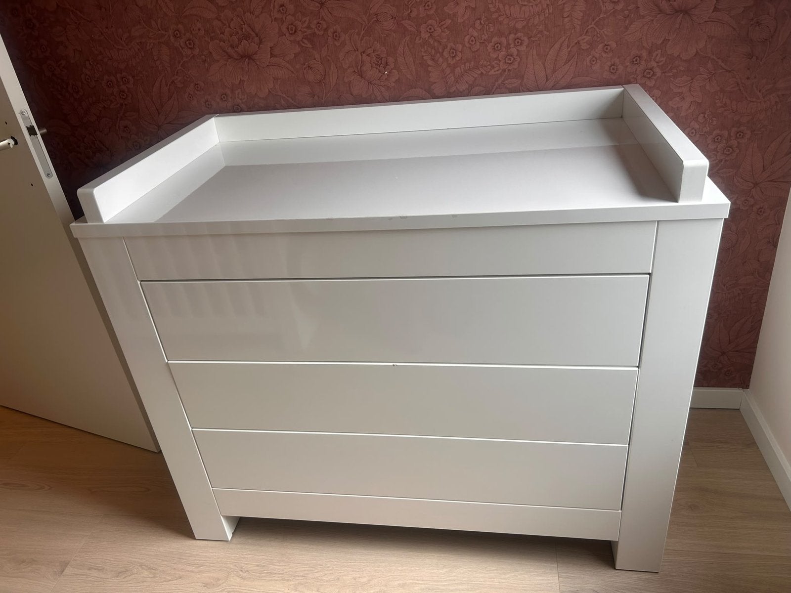 Complete babykamer: ledikant, commode en kledingkast