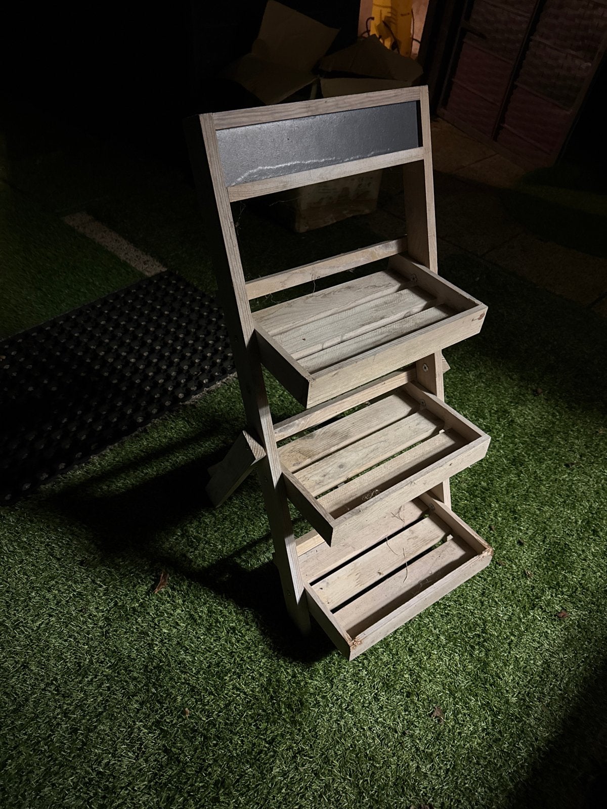 Houten etagere/displayrek met krijtbord, Ophalen