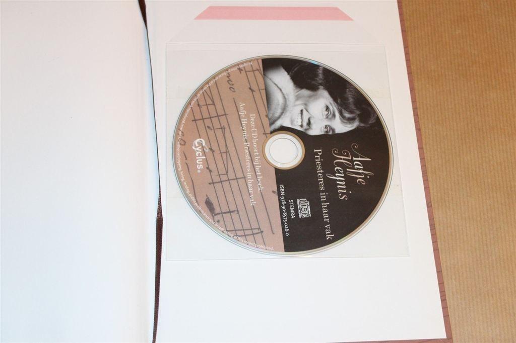 Aafje Heynis — Priesteres in haar Vak — Incl. CD, Ophalen of Verzenden, Zo goed als nieuw, Artiest