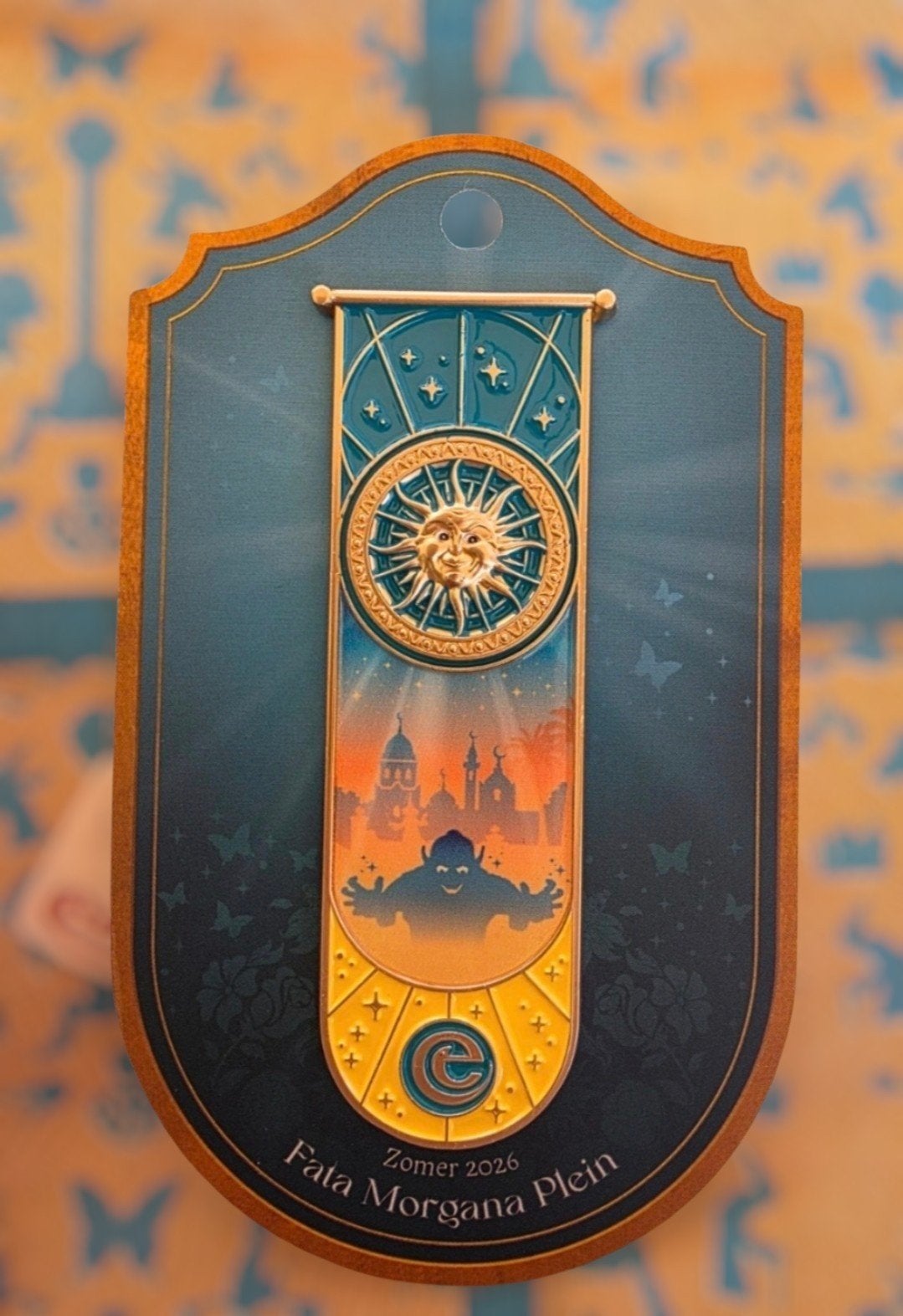 Efteling Zomerpin 2026 Fata Morgana Plein Nieuw met kaartje, Ophalen of Verzenden, Nieuw, Button of Speldje
