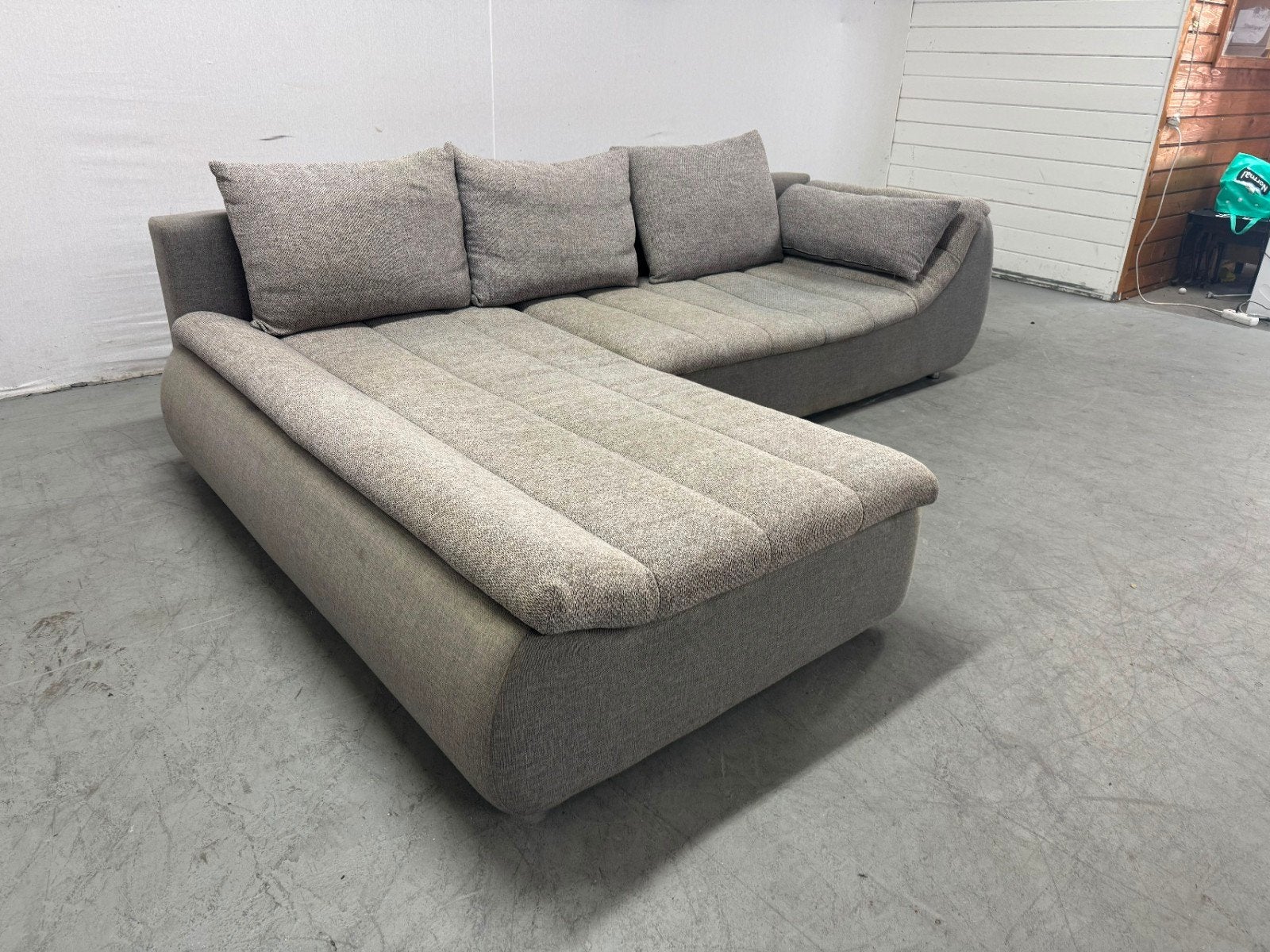 Comfortabele Hoekbank met Slaapfunctie met LEVERING 300x210, Huis en Inrichting, Banken | Bankstellen, Modern, Comfortabel, 250 tot 300 cm