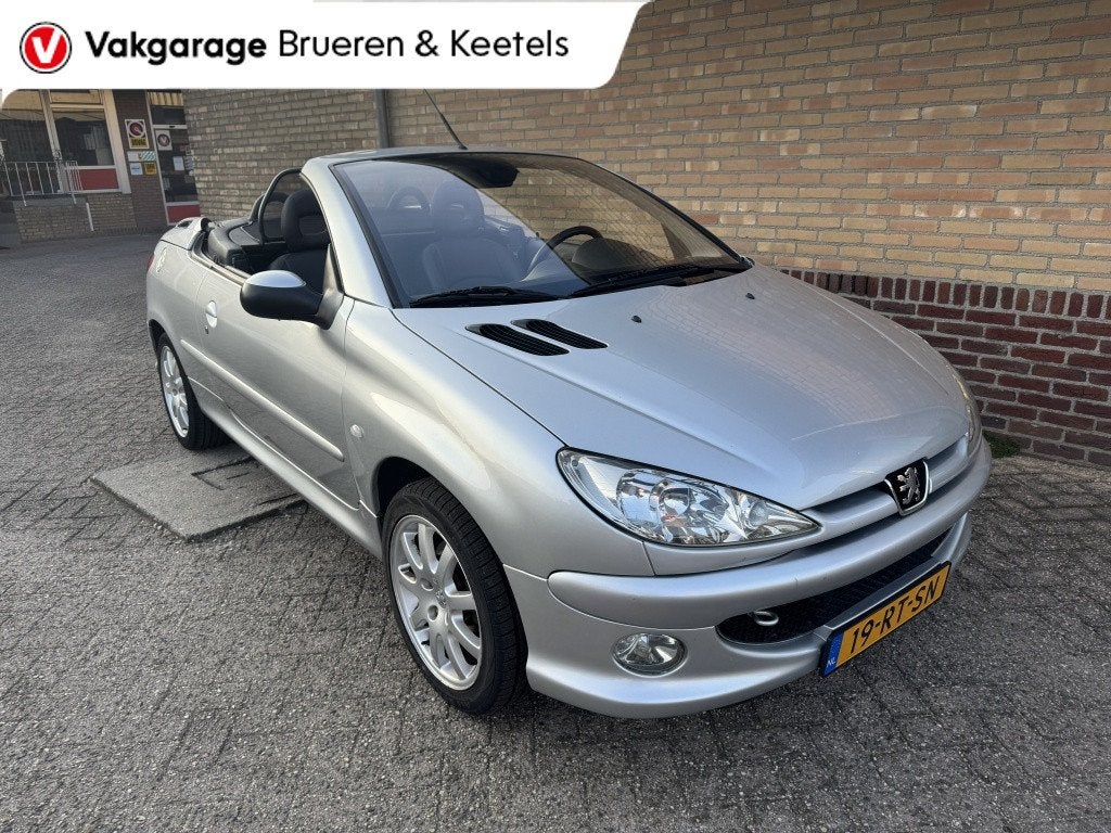 Peugeot 206 CC 2.0-16V (bj 2005), Auto's, 13 km/l, 136 pk, Gebruikt, Zwart