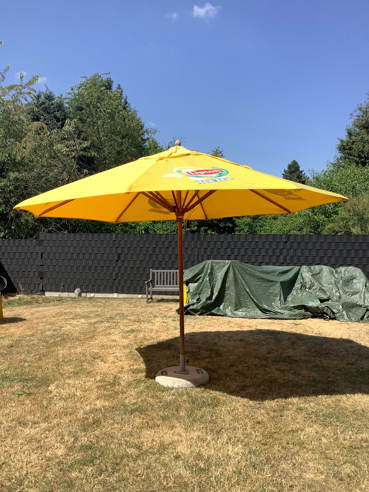 Grote stevige Ice -Tea parasol te koop, met betonvoet, Ophalen, Zo goed als nieuw