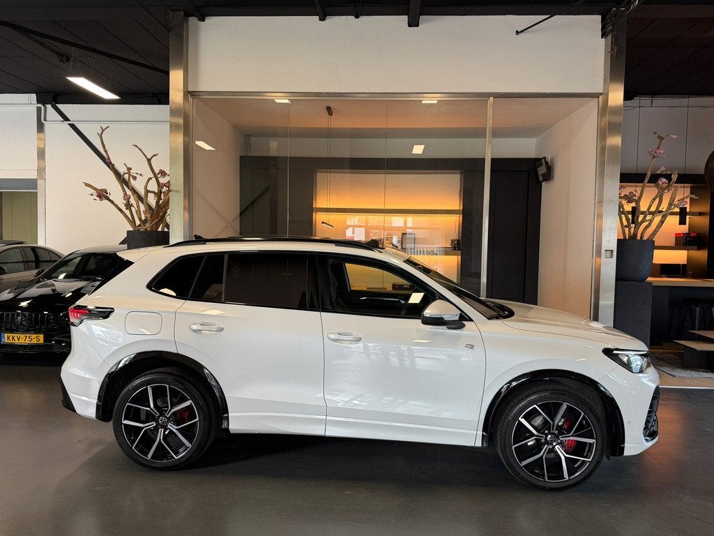 Volkswagen Tiguan 1.5 eTSI R-Line Pano 360Cam. Elec.Trekhaak, Auto's, Zwart, 4 cilinders, 150 pk, Alcantara