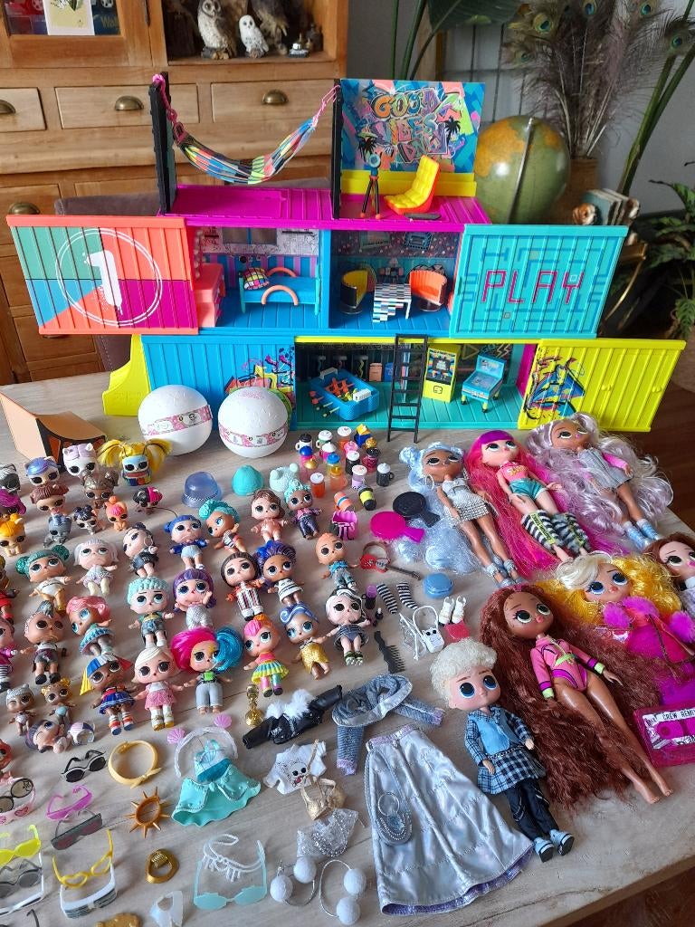 L.O.L Surprise Clubhuis met 40 poppetjes + 7 grote poppen, Kinderen en Baby's, Speelgoed | Poppen, Ophalen of Verzenden, Gebruikt