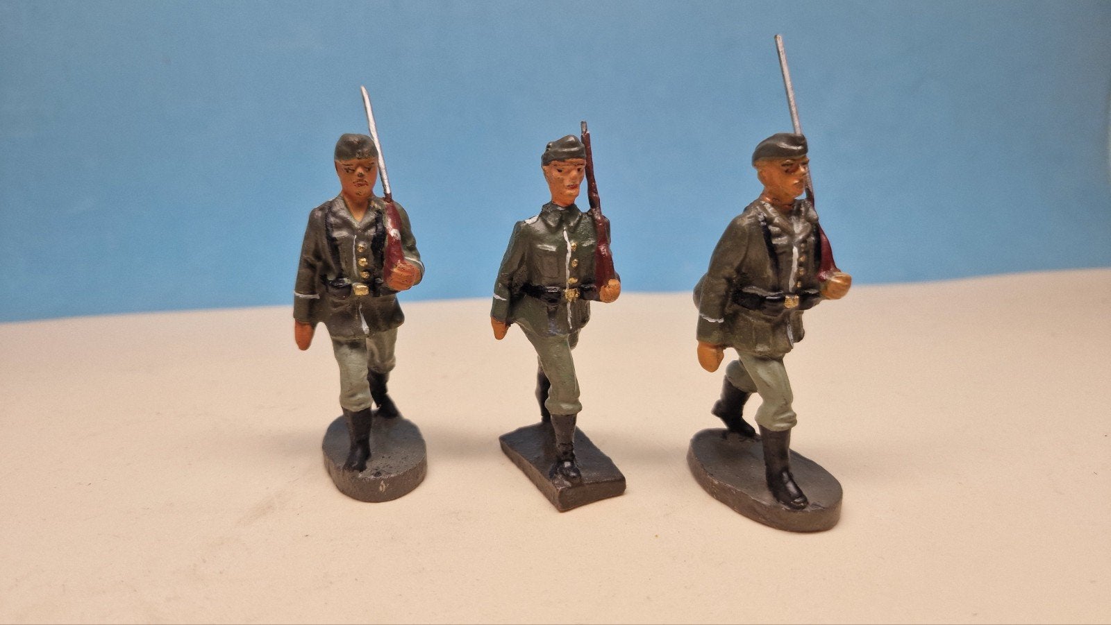 3 marcherende speelgoed soldaten lineol elastolin, Ophalen of Verzenden