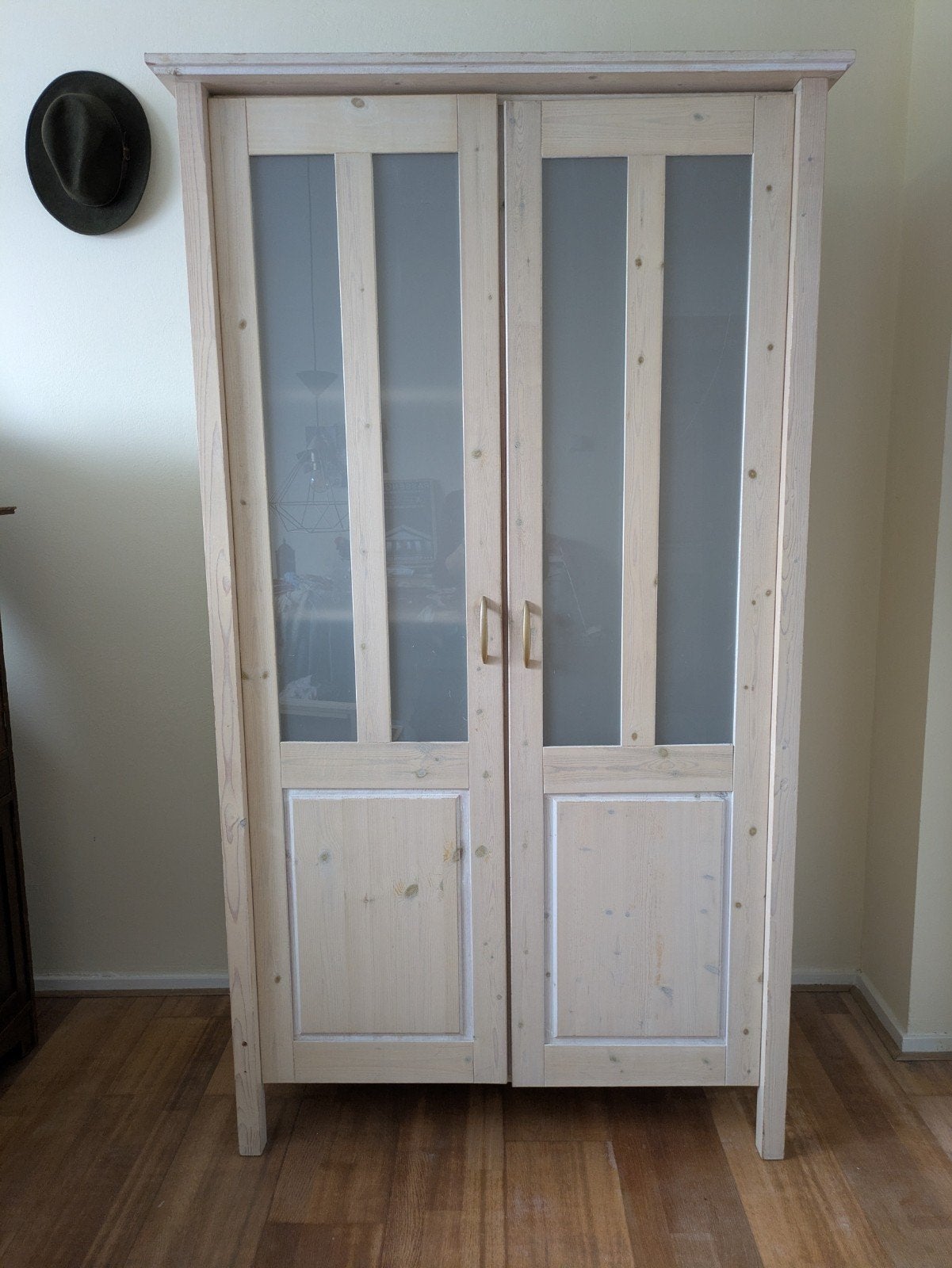 Grenen kledingkast whitewash met matglas deuren, Ophalen, Met deur(en), 100 tot 150 cm, Grenenhout