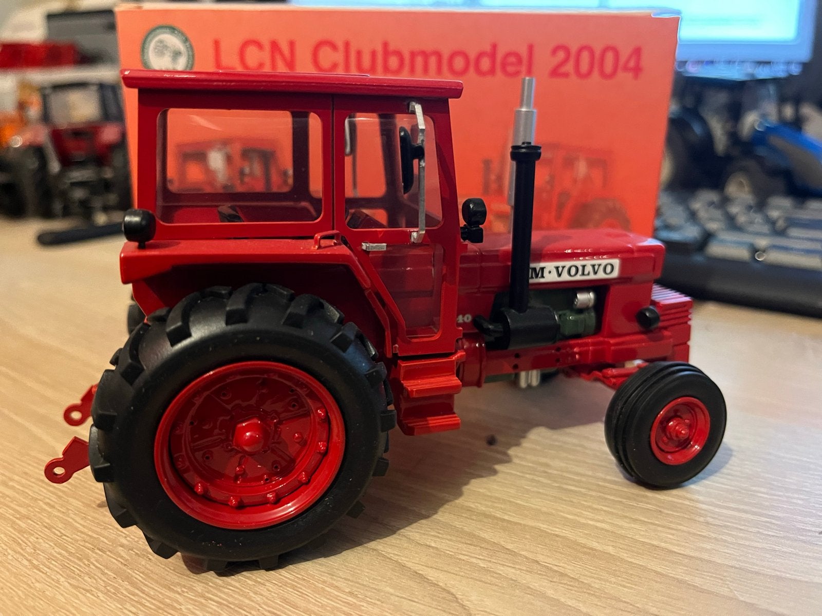 LCN Clubmodel Volvo BM 810 Tractor, Hobby en Vrije tijd, Ophalen of Verzenden, Zo goed als nieuw, Overige typen, Overige merken