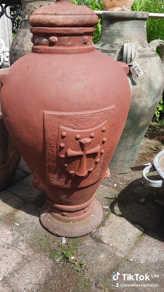 Decoratieve terracotta pot met kruisreliëf, Ophalen