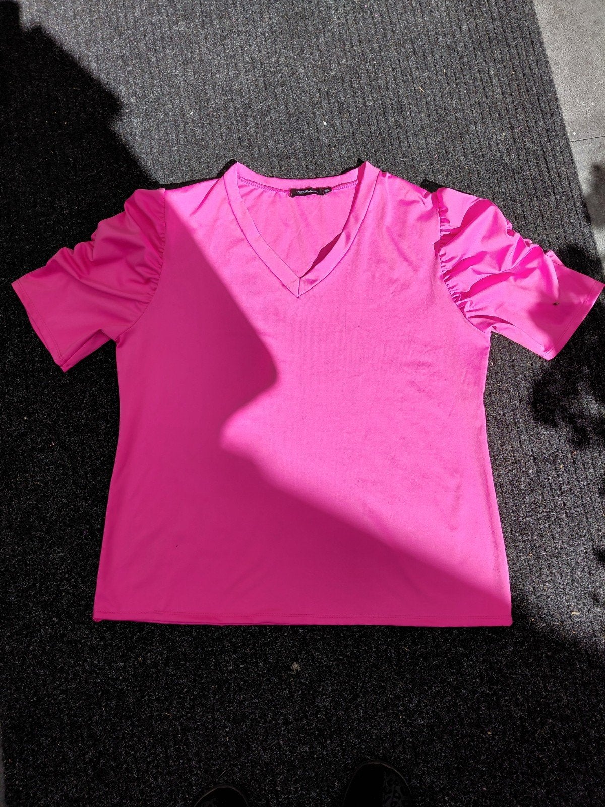 Roze T-shirt met V-hals en gerimpelde mouwen, Kleding | Dames, Maat 42/44 (L), NEWcollection, Ophalen of Verzenden, Zo goed als nieuw