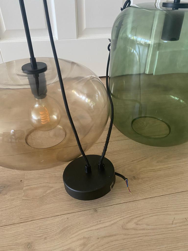 Set van 2 glazen hanglampen - amber en groen, Huis en Inrichting, Lampen | Hanglampen, Ophalen, Gebruikt, Glas, Minder dan 50 cm