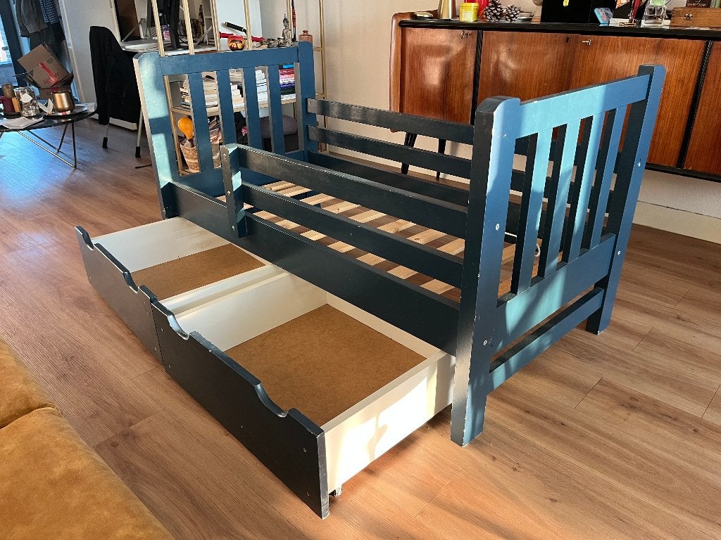 Blauw peuterbed / kinderbed met 2 opbergladen hout, 85 tot 100 cm, Gebruikt, Lattenbodem, 140 tot 160 cm