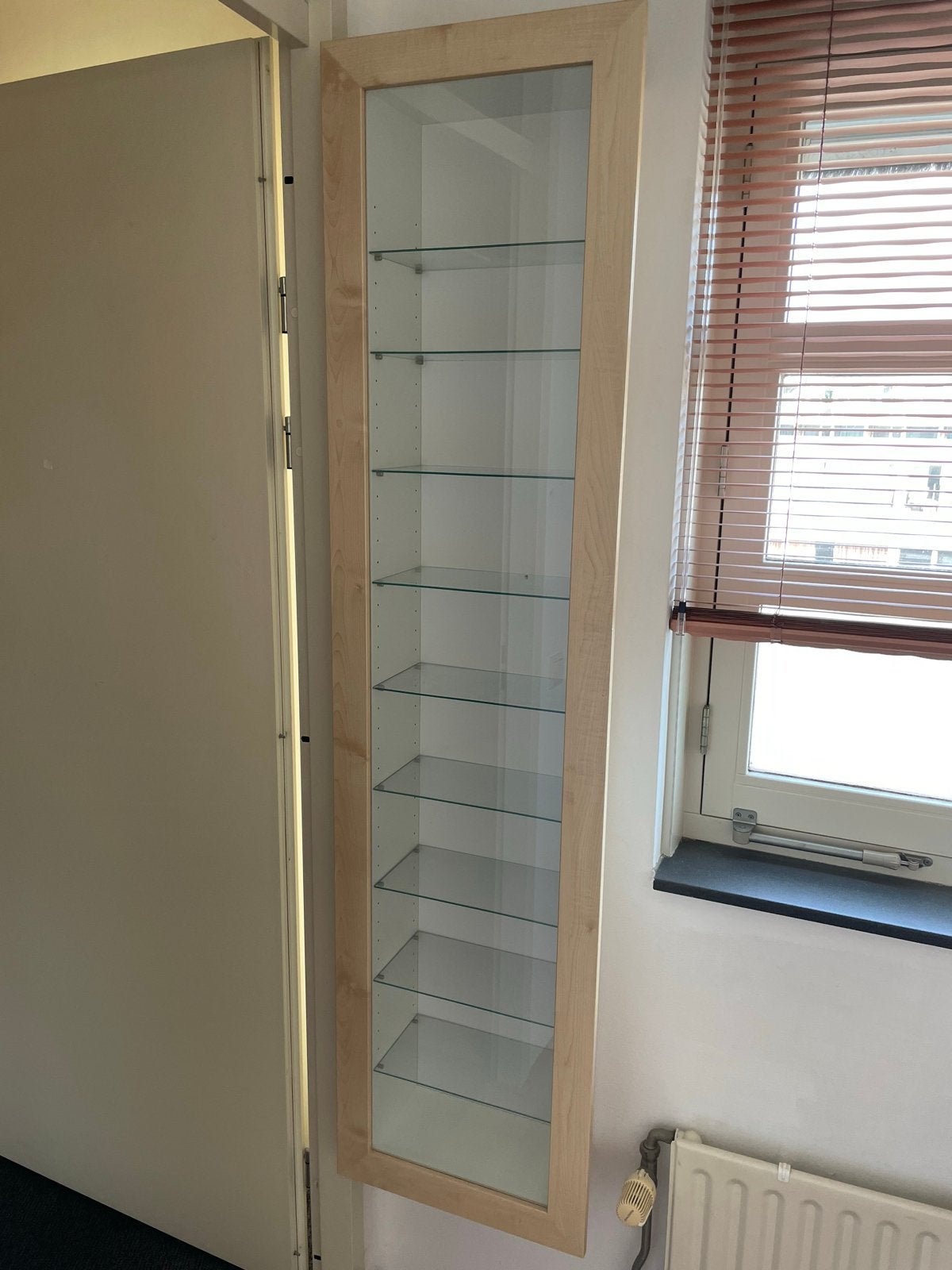 Smalle vitrinekast met glazen planken en deur, Minder dan 50 cm, Gebruikt, Ophalen of Verzenden, Glas