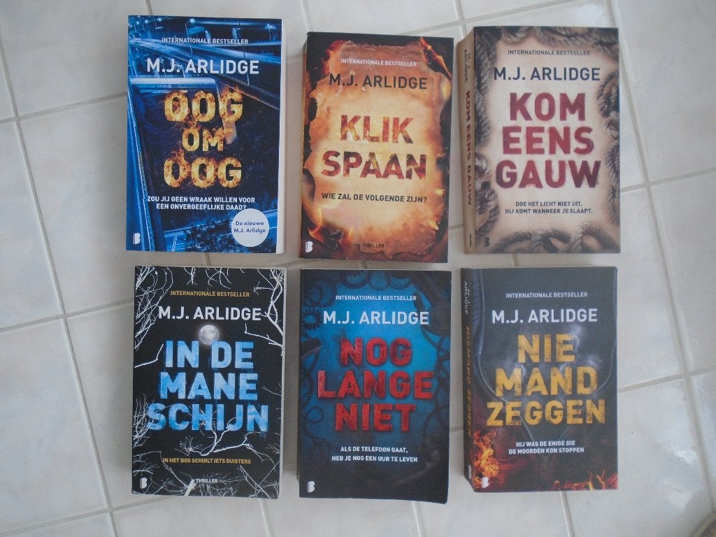 m.j Arlidge, uitzoeken, Ophalen of Verzenden, Zo goed als nieuw, M.J. Arlidge