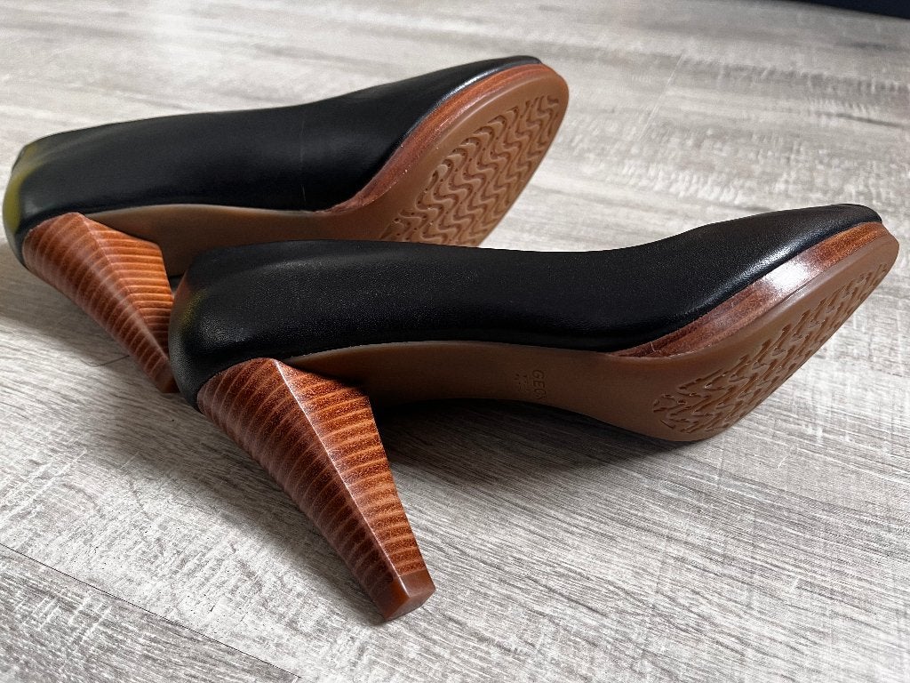 Geox Pump Hak Hakken Zwart met bruine zool - Bijna nieuw 38, Ophalen of Verzenden, Zo goed als nieuw, Zwart
