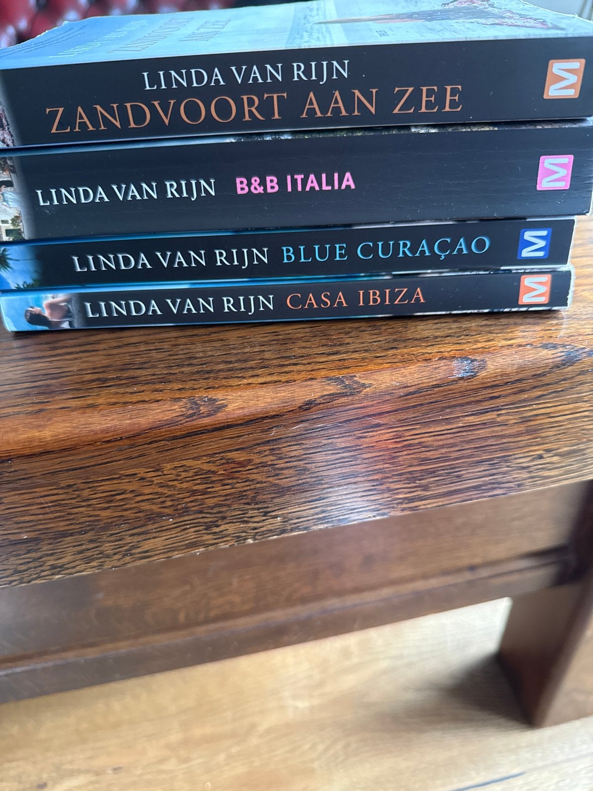 Linda van Rijn boeken: Zandvoort, B&B Italia, Blue Curaçao,, Boeken, Ophalen of Verzenden, Gelezen, Nederland