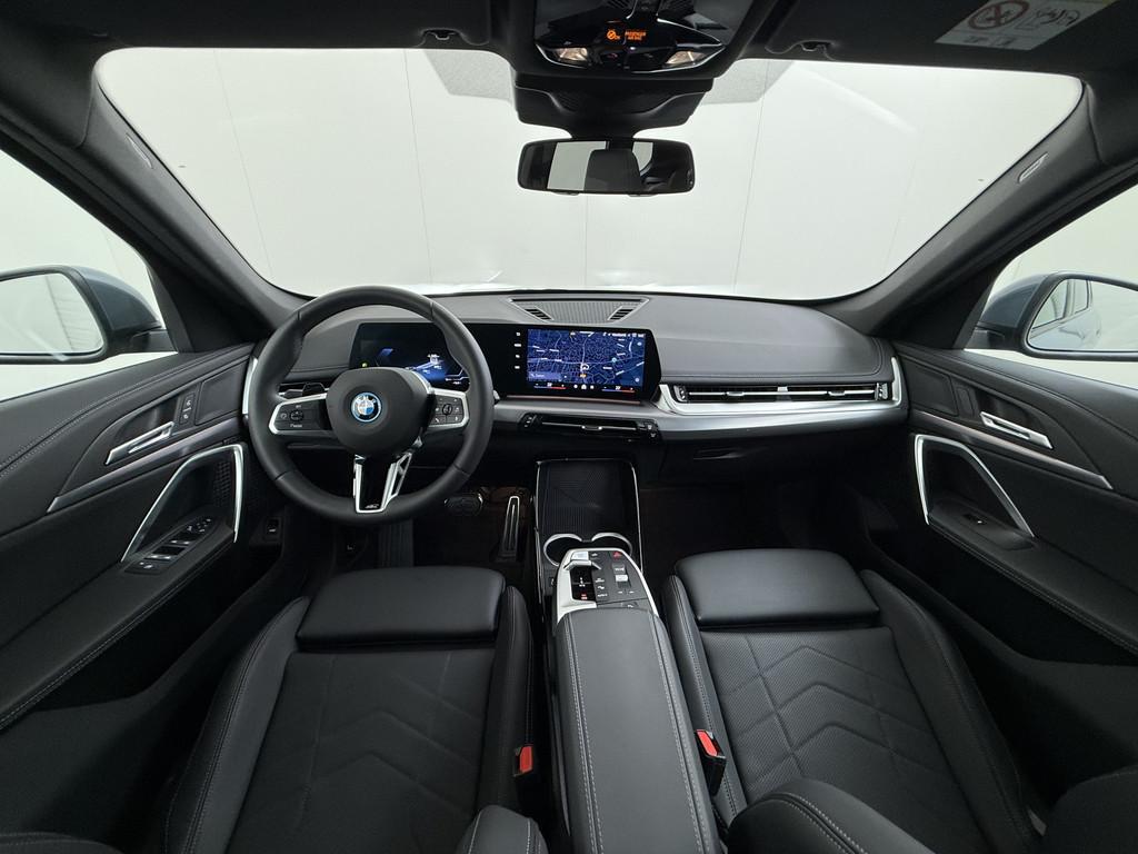 BMW iX1 eDrive20 67kWh M Sport pakket Pano-Dak/Schuif-dak Le, Auto's, BMW, Gebruikt, 24 min, Automatische klimaatregeling, 204 pk