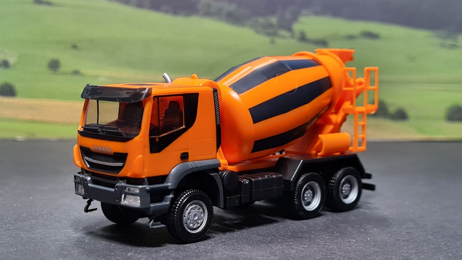 137 Herpa 1:87 Iveco Trakker betonmixer, Ophalen of Verzenden, Nieuw, Bus of Vrachtwagen, Herpa