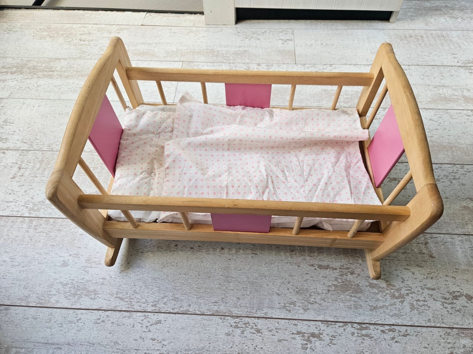 Houten poppenbedje met matrasje, kussen en dekentje, Ophalen, Gebruikt, Meubelstuk of Keukentje