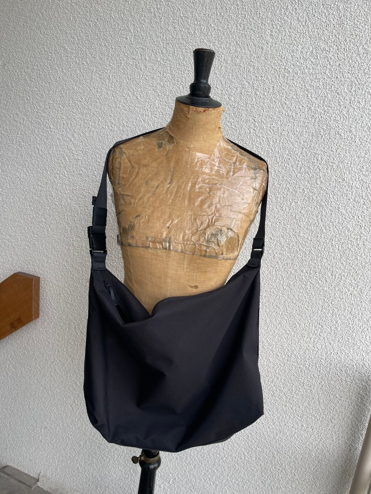 Zwarte Haharchive Ark Messenger Bag van UNIQLO! NIEUW!, Ophalen of Verzenden, Nieuw, Zwart, Overige typen