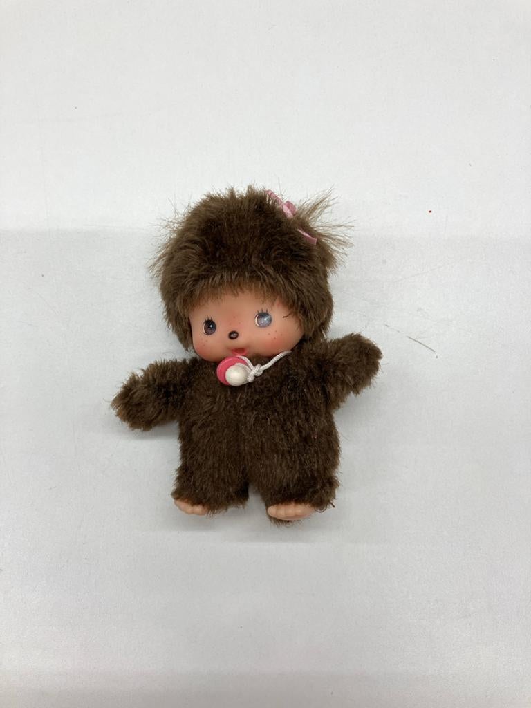 Vintage Monchhichi knuffel met speen en roze strikje, Verzamelen, Poppen, Ophalen of Verzenden, Zo goed als nieuw