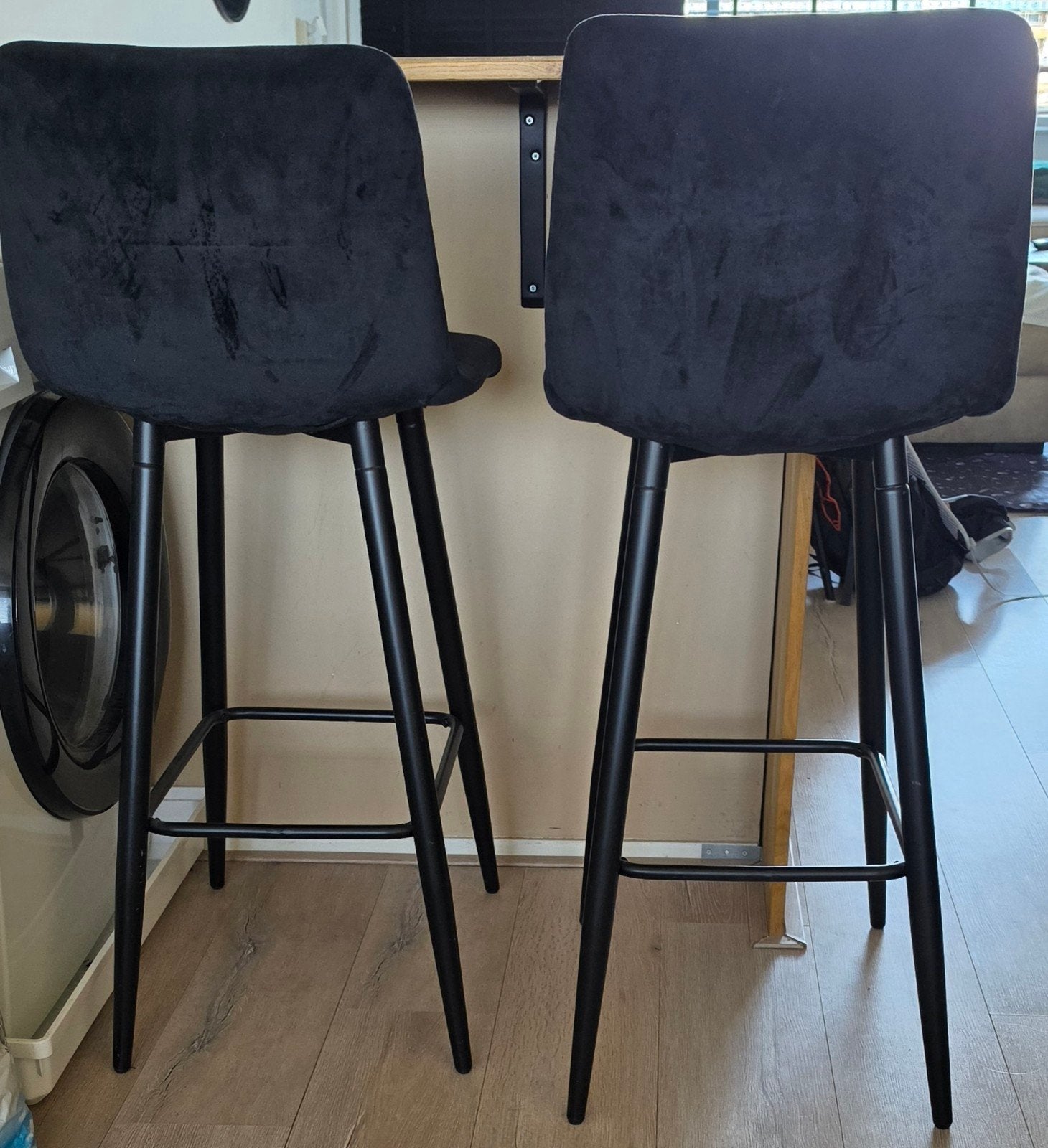 Set van 2 zwarte barkrukken met suède bekleding, Ophalen, Met voetsteun, Zo goed als nieuw, 90 cm of meer