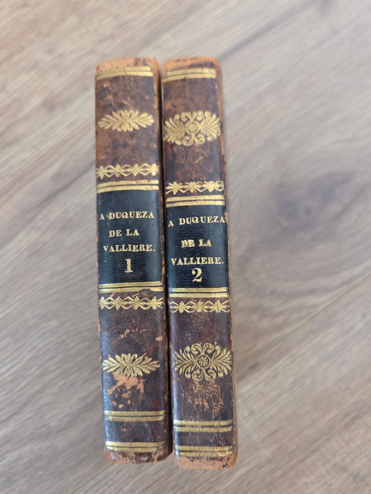 twee Franse antieke boekjes mooie kaft de la valliere, Antiek en Kunst, Ophalen