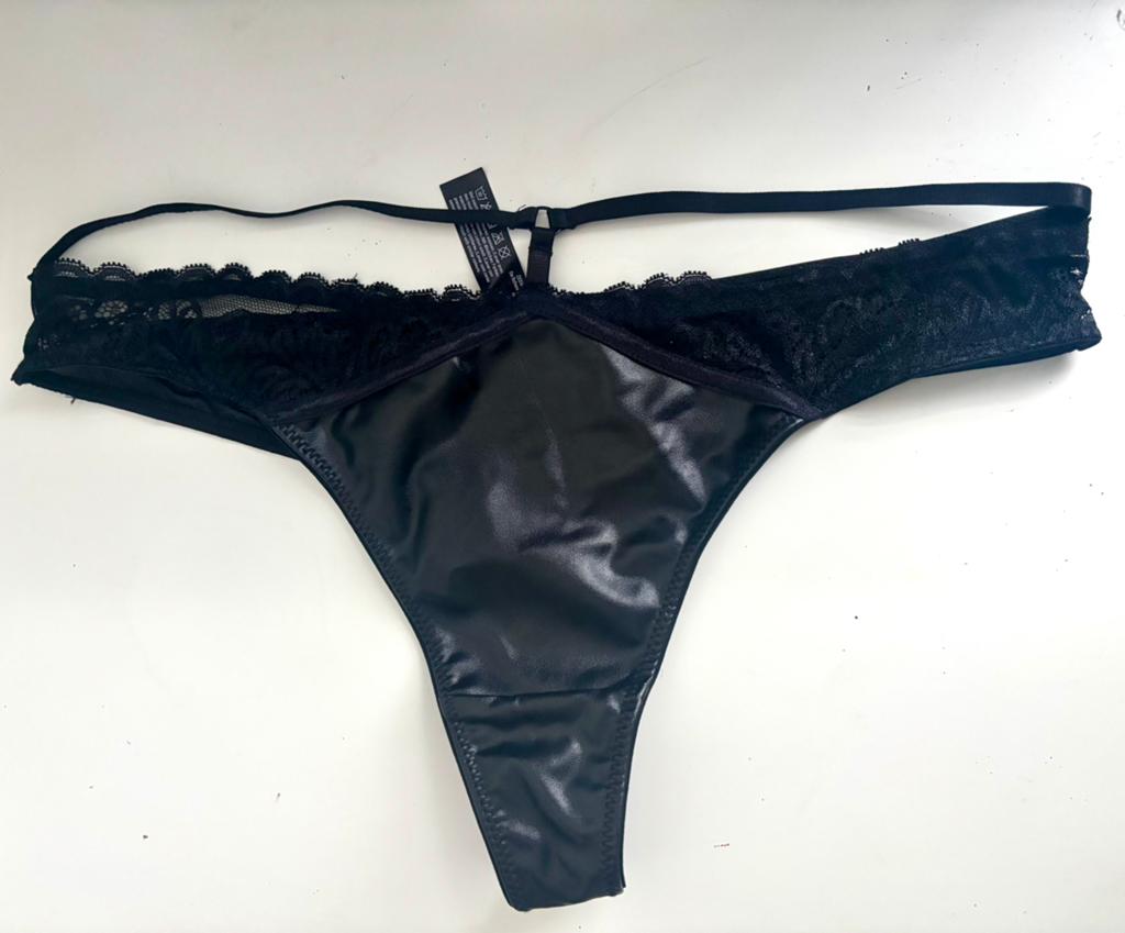 Zwarte latex slip string met kant maat XL • niet gedragen, Ophalen of Verzenden, Zwart, String