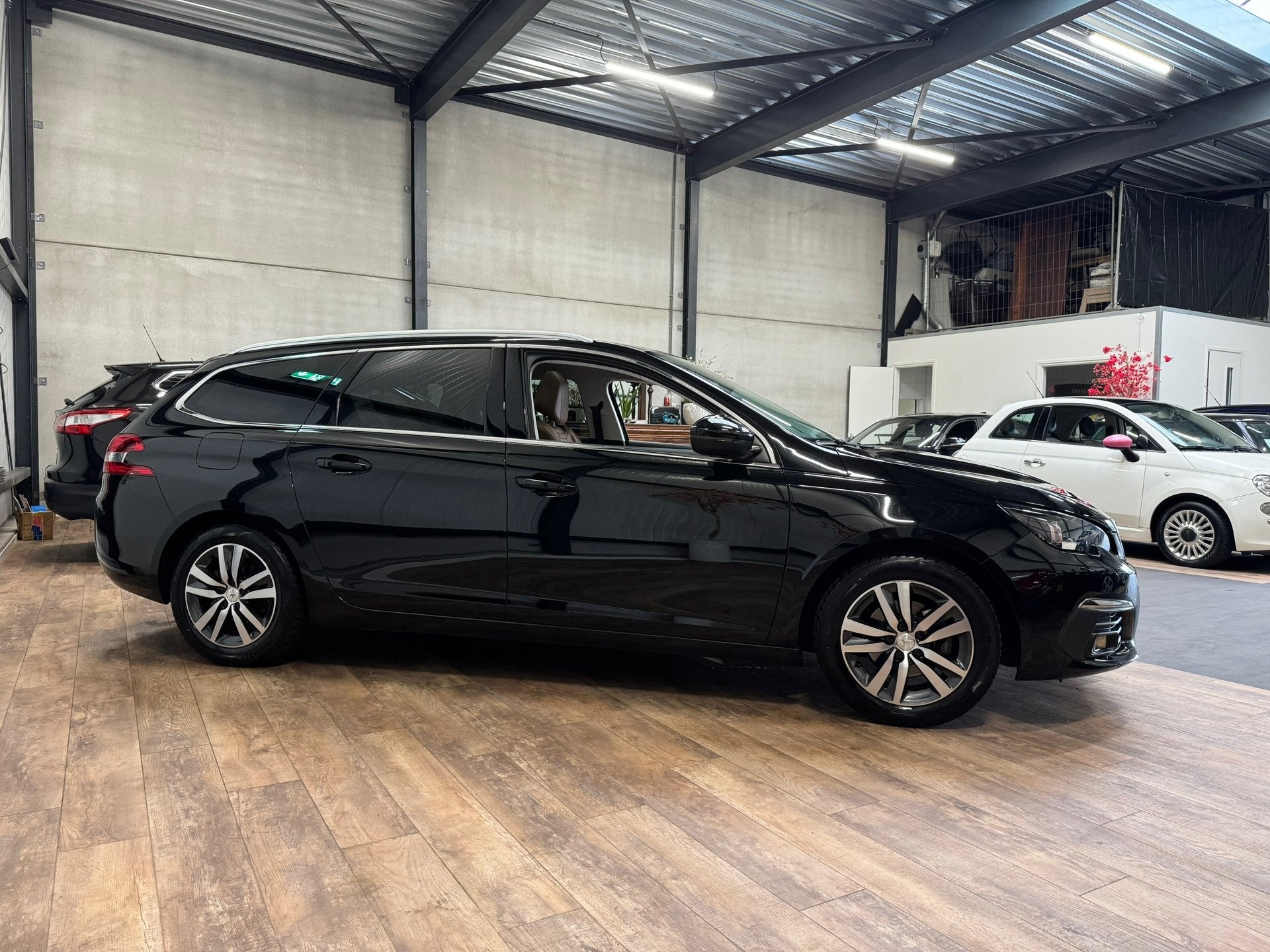 Foto 8 van Peugeot 308 SW 1.2 PureTech Blue Lease Premium / LEDER / PAN