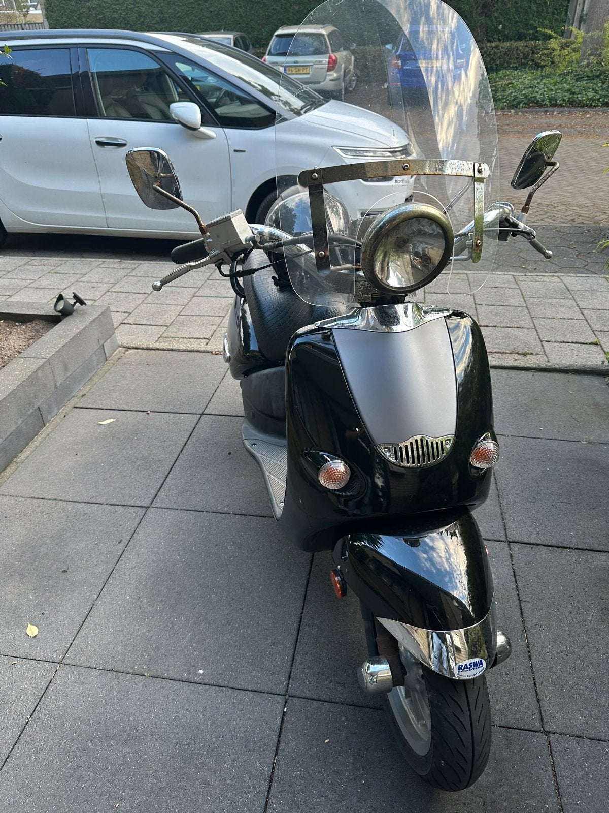 Zwarte Custom Scooter met Windscherm en Helm, Ophalen of Verzenden, Gebruikt, Maximaal 45 km/u, Benzine