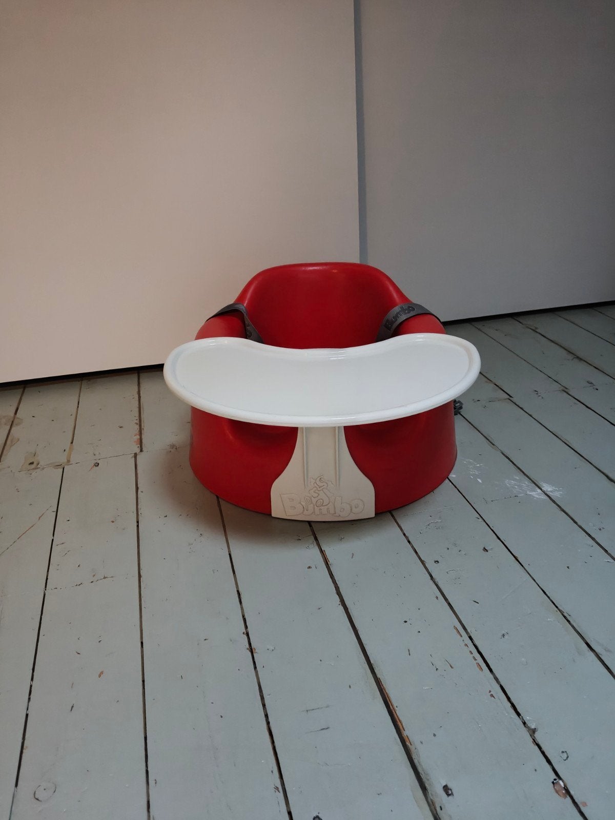 Bumbo stoeltje rood met tafelblad, Ophalen of Verzenden, Zo goed als nieuw